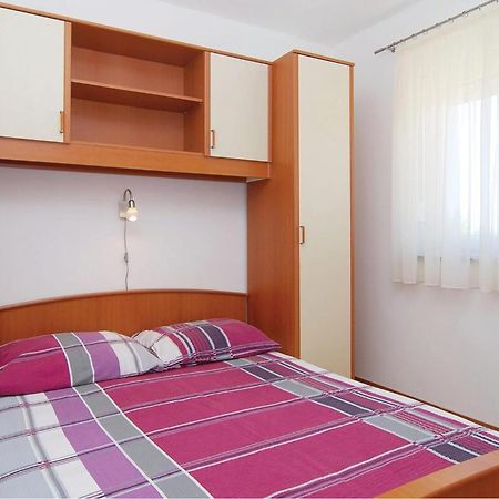 2 Bedroom Nice Apartment In Vir Buitenkant foto