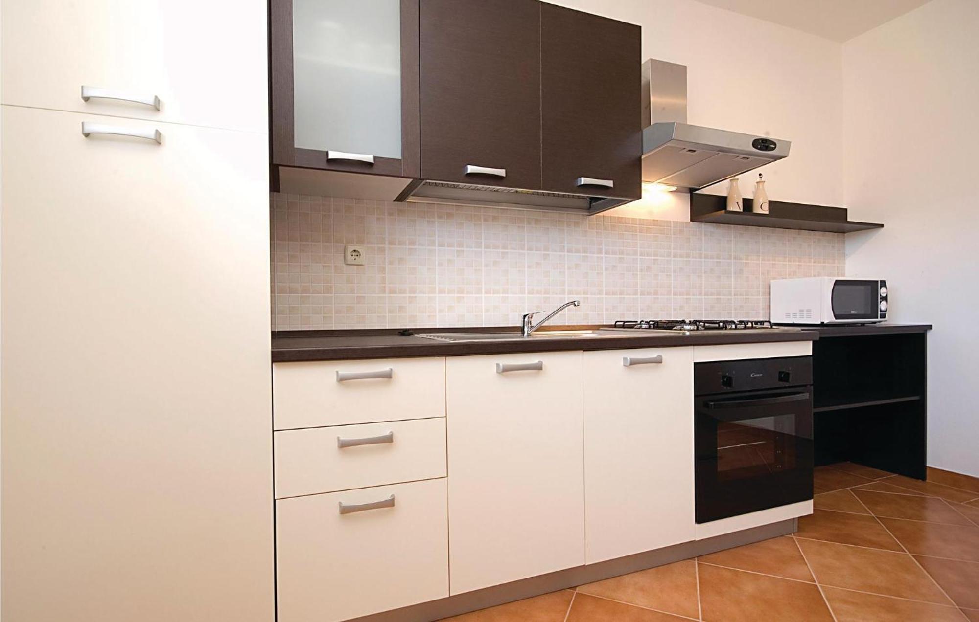 2 Bedroom Nice Apartment In Vir Buitenkant foto
